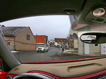 Die Ortsdurchfahrt Wermerichshausen soll ab Mai gesperrt und erneuert werden. Der Kreis saniert die Fahrbahn, die Stadt die Gehwege. In einer gut besuchten Bürgerversammlung im Schützenhaus wurden die Pläne vorgestellt.  Foto: Dieter Britz