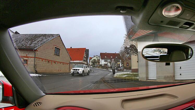 Die Ortsdurchfahrt Wermerichshausen soll ab Mai gesperrt und erneuert werden. Der Kreis saniert die Fahrbahn, die Stadt die Gehwege. In einer gut besuchten Bürgerversammlung im Schützenhaus wurden die Pläne vorgestellt.  Foto: Dieter Britz