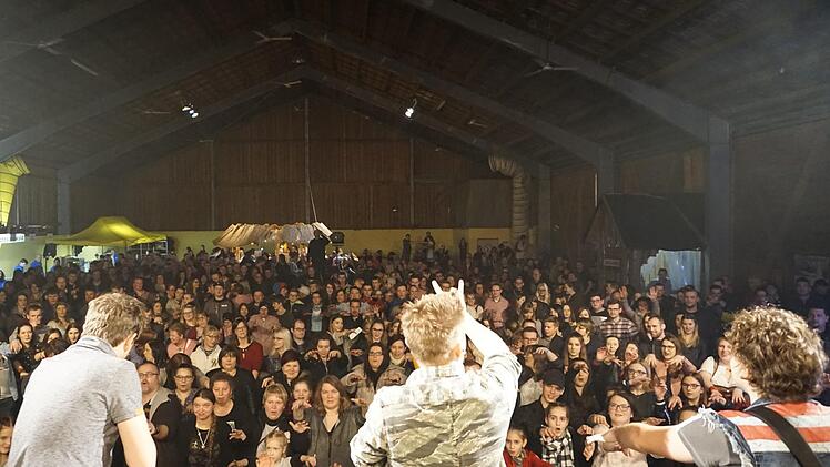 Die Band aus Kirchaich heizt Hunderten Fans ein.