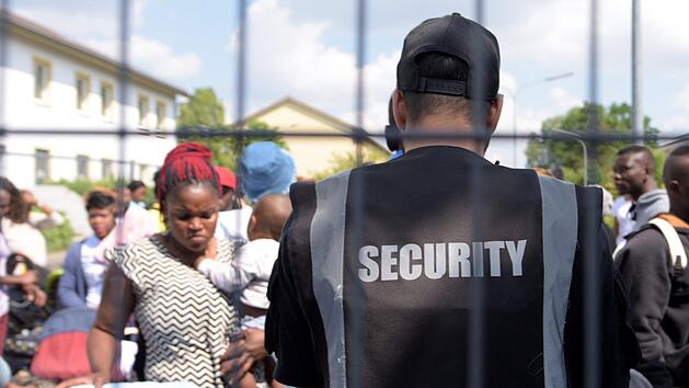 Schnellere Abschiebungen auf Kosten von Isolation und Frustration? Viele Bundesl&auml;nder wollen keine Ankerzentren. S&ouml;der kassiert f&uuml;r einen Alternativvorschlag eine klare Absage von der Polizeigewerkschaft. Foto: Stefan Puchner/dpa