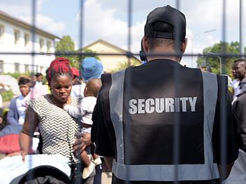 Schnellere Abschiebungen auf Kosten von Isolation und Frustration? Viele Bundesl&auml;nder wollen keine Ankerzentren. S&ouml;der kassiert f&uuml;r einen Alternativvorschlag eine klare Absage von der Polizeigewerkschaft. Foto: Stefan Puchner/dpa