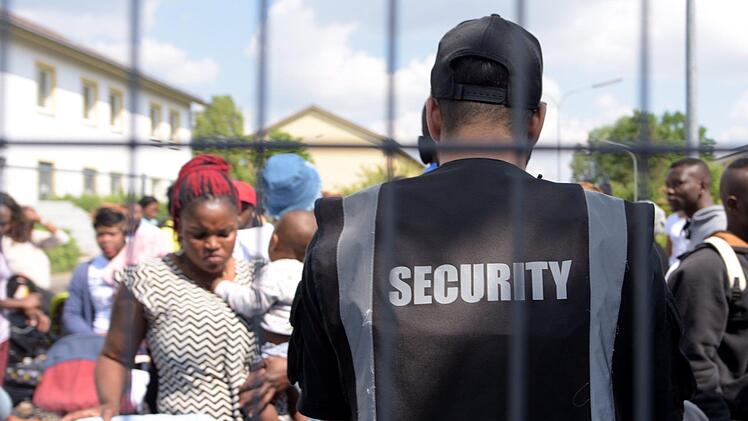 Schnellere Abschiebungen auf Kosten von Isolation und Frustration? Viele Bundesl&auml;nder wollen keine Ankerzentren. S&ouml;der kassiert f&uuml;r einen Alternativvorschlag eine klare Absage von der Polizeigewerkschaft. Foto: Stefan Puchner/dpa