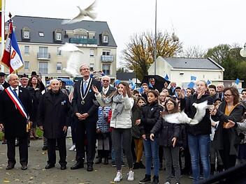 Die Schüler entsanden Friedenstauben.  Foto: Christa Nitschke
