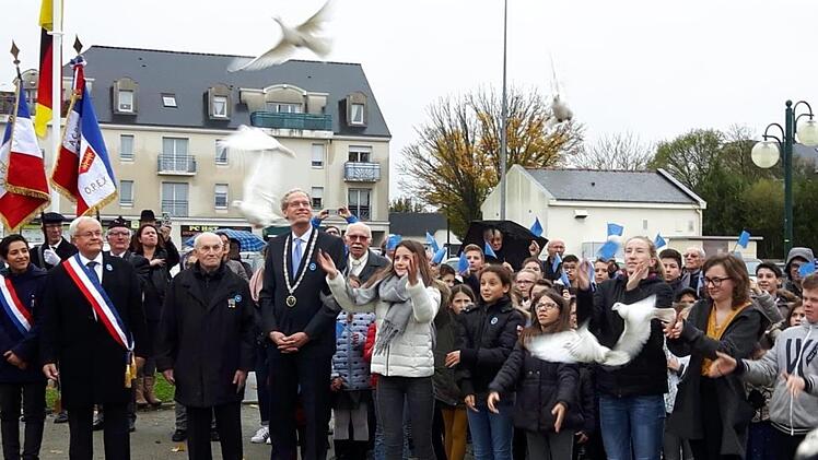 Die Schüler entsanden Friedenstauben.  Foto: Christa Nitschke