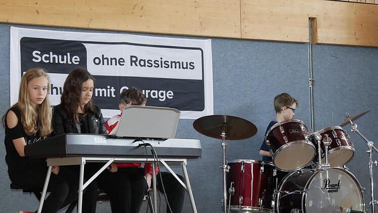 Die Schulband schmückte heiter musikalisch den Festakt. Foto: Manja von Nida