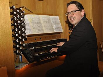 Lutz Brenner ist ein begnadeter Organist. Auf der Schuke-Orgel in der Herz-Jesu Stadtpfarrkirche zauberte er Klangwelten, die die Zuhörer staunen ließ.  Foto: Peter Klopf