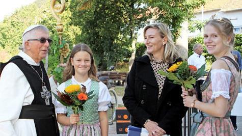 Abt Degen Richard Schlegelmilch (links) mit Weinprinzessin Anna-Lena Werb (rechts) bei einem ihrer Auftritte im Laufe des Jahres: Beim Träubelesfest in Steinbach ist das Archivbild entstanden.  Fotos: Günther Geiling
