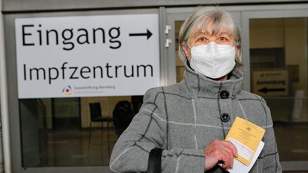 Ausger&uuml;stet mit FFP2-Maske und Impfpass wagt sich Gudrun H&ouml;rner an das Abenteuer Corona-Impfung.  Foto: Matthias Hoch