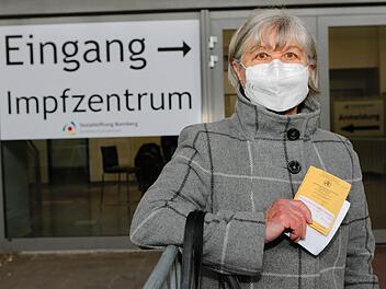 Ausgerüstet mit FFP2-Maske und Impfpass wagt sich Gudrun Hörner an das Abenteuer Corona-Impfung.  Foto: Matthias Hoch