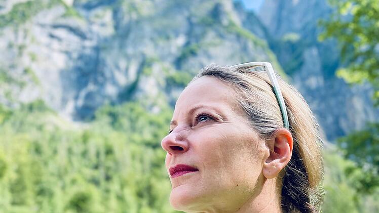 Katja kehrt in der Doku, sichtlich bewegt, mit ihrer Mutter an den Ort ihres Unfalls zurück. Hier in den Dolomiten stürzte die Basejumperin bei einem Sprung beinahe in den Tod.
