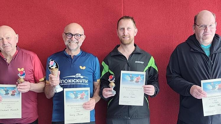 Dr. Georg Bauer (3.v.l.) sicherte sich nach spannenden Wettk&auml;mpfen den Titel des Vereinsmeisters. Herbert Korcek (links daneben) wurde Vizemeister, Marius Saar (4.v.l.) Dritter. Vorjahressieger Pierre Plechke (l.) landete auf Rang 4.