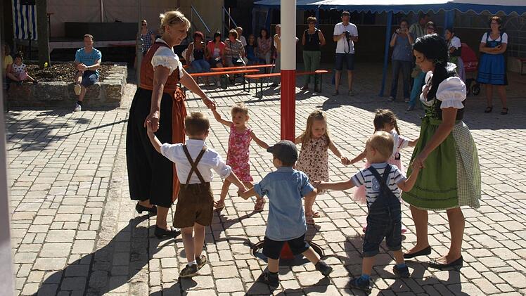 Tänze der Kindergartenkinder mit Leiterin Waltraud Schott und Erzieherin Anna-Lena Koch