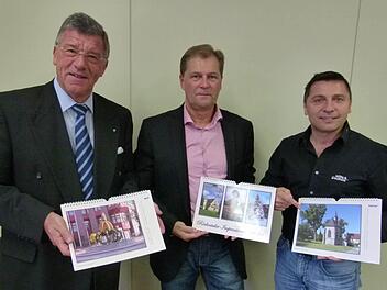 Bürgermeister Gerhard Preß, Gernot Bätz und Jochen Paulfranz (von links) stellten den Rödental-Kalender vor. Foto: Weidner