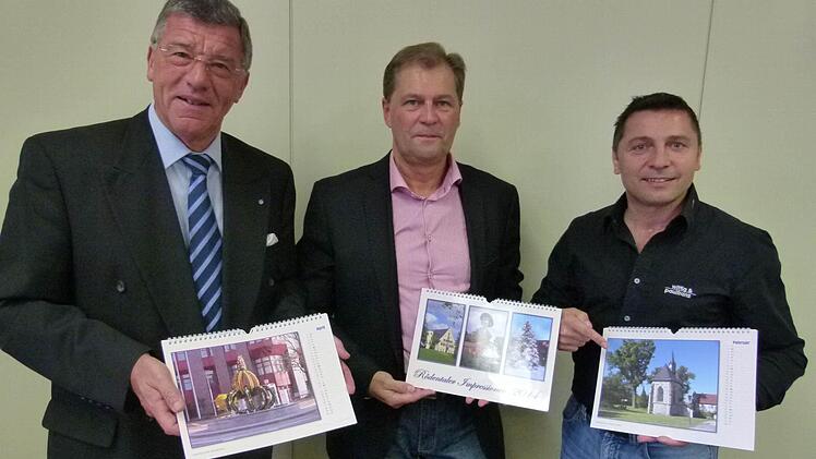 Bürgermeister Gerhard Preß, Gernot Bätz und Jochen Paulfranz (von links) stellten den Rödental-Kalender vor. Foto: Weidner