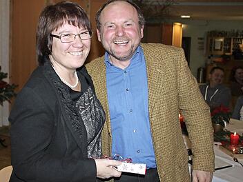 Reinhold Stöhr (rechts) überreichte das Geschenk der Gemeinde an Johanna Muckelbauer. Foto: Ralf Kestel