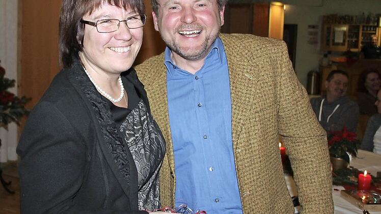 Reinhold Stöhr (rechts) überreichte das Geschenk der Gemeinde an Johanna Muckelbauer. Foto: Ralf Kestel