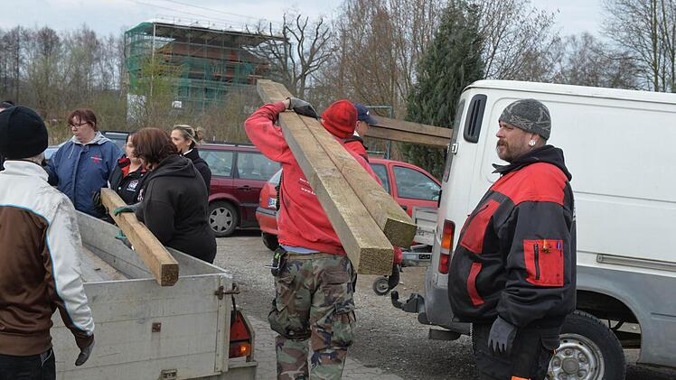 Helfer packen mit an und schleppen neue Balken. Foto: Ronald Rinklef