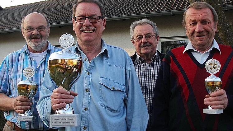 Freude über die Pokale: Bernd Heim, Siegfried Gessner, Arthur Kleinhenz und Wilhelm Koppenhöhl (von links). Foto: Gerd Schaar