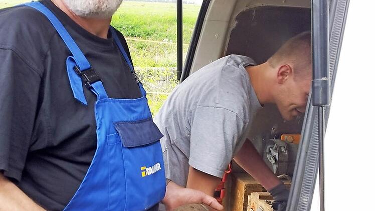 Die Bomben-Experten aus Feucht beim Abtransport der entschärften Granate.
