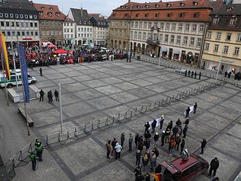 Zeitweise waren es 1000 Demonstranten, die sich am Samstag 40 Neonazis (im Vordergrund) auf dem Maxplatz entgegenstellten. Foto: Barbara Herbst
