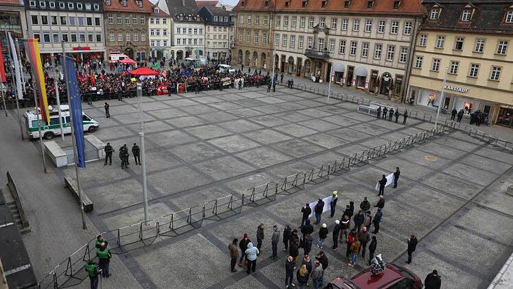 Zeitweise waren es 1000 Demonstranten, die sich am Samstag 40 Neonazis (im Vordergrund) auf dem Maxplatz entgegenstellten. Foto: Barbara Herbst
