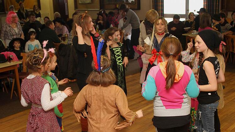 In tolle Stimmung kamen die Kinder in ihren Masken bei Spielen und Tänzen. Foto: Günther Geiling