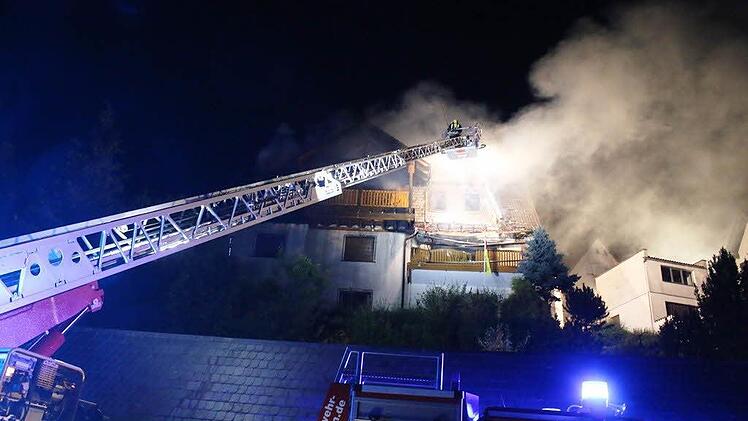 Feuerwehreinsatz in Jossa. Der Dachstuhl eines Wohnhauses stand in Flammen. Foto: Steffen Vetter