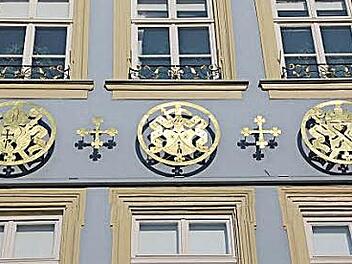Die drei vergoldeten Wappenmedaillons an der Hausfassade weisen auf die fr&uuml;heren und heutigen Besitzer des Anwesens Dominikanerstra&szlig;e 10.  Foto: Pressestelle Stadt Bamberg