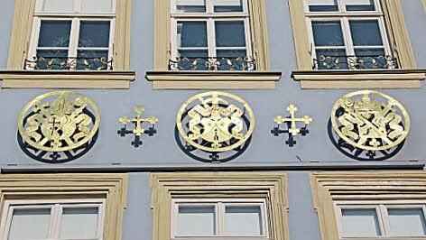 Die drei vergoldeten Wappenmedaillons an der Hausfassade weisen auf die fr&uuml;heren und heutigen Besitzer des Anwesens Dominikanerstra&szlig;e 10.  Foto: Pressestelle Stadt Bamberg