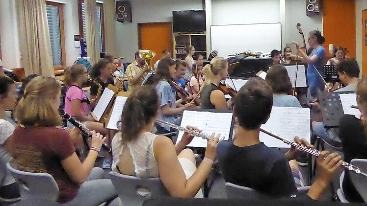 Eine der vielen Proben der Schüler des Jack-Steinberger-Gymnasiums vor ihrem großen Auftritt am Montag.  Foto: Gerhild Ahnert