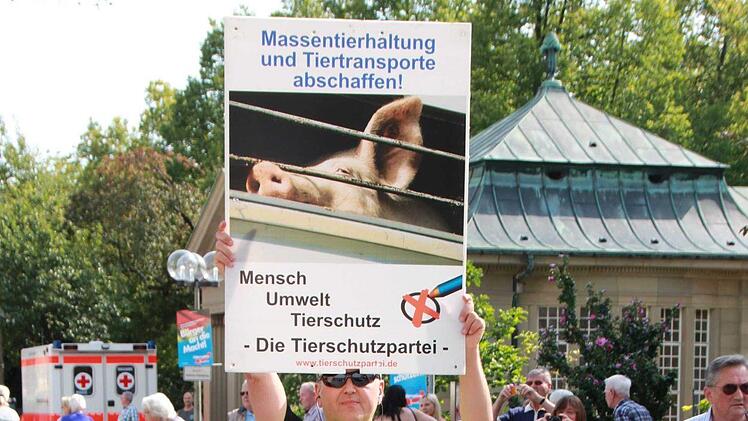 Klaus Henke aus Bad Kissingen protestierte im Alleingang gegen "die unsägliche Tierhaltung".