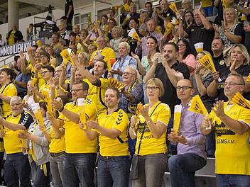 Gemeinsam mit seinen Fans möchte der HSC am Samstag seine weiße Weste auch gegen TuSEM Essen behalten.  Foto: Uwe Gick