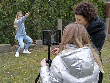 Medienpädagogin Rahel Metzner gibt den Kindern Tipps. Foto: p