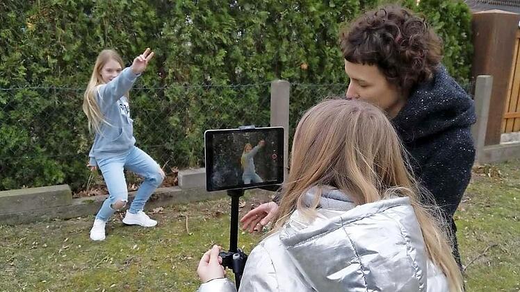 Medienpädagogin Rahel Metzner gibt den Kindern Tipps. Foto: p