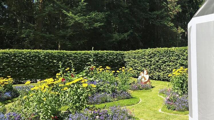 Derzeit dominiert der Sonnenhut die Beete, Bienen freuen sich an den blauen Lobelien (Männertreu). Die Prinzen Ernst und Albert sind als Bild im Garten vertreten, rechts die Attrappe der Vogelvoliere, die sich hier einst befand. Foto: Simone Bastian