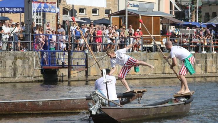 Die Entscheidung im Finale: Dominik (r.) schickt Cousin Johannes Kropf ins Wasser. Foto: Barbara Herbst