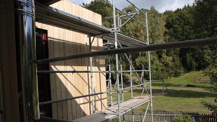 In Richtung Spielplatz ist die Außenfassade schon fertig. Foto: Ulrike Müller