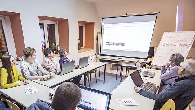 Beim Digitalen Stammtisch im Mehrgenerationenhaus werden freiwillig Engagierte, Experten und Interessierte weltweit in Videokonferenzen zusammengeschaltet.  Foto: René Ruprecht/Mehrgenerationenhaus