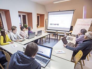 Beim Digitalen Stammtisch im Mehrgenerationenhaus werden freiwillig Engagierte, Experten und Interessierte weltweit in Videokonferenzen zusammengeschaltet.  Foto: René Ruprecht/Mehrgenerationenhaus