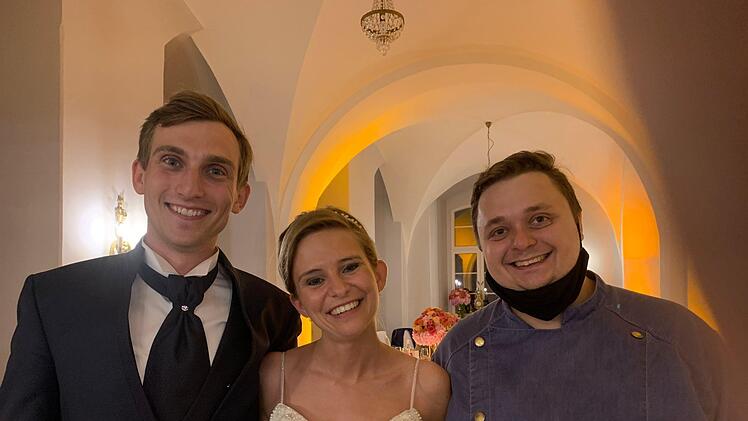 Marcus Müller vom Landgasthof Lahner in Veilbronn (rechts) mit einem Brautpaar
