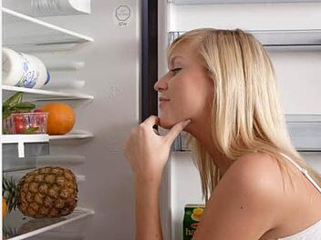 Warum lange überlegen? In einer modernen Küche sagt der Kühlschrank dem Smartphone, welche Lebensmittel fehlen. Foto: Bilderbox