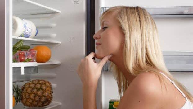 Warum lange überlegen? In einer modernen Küche sagt der Kühlschrank dem Smartphone, welche Lebensmittel fehlen. Foto: Bilderbox