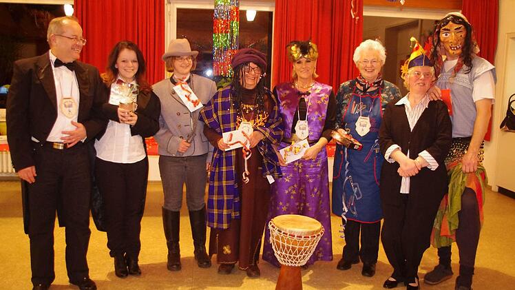 Dekanatskantor Marius Popp, Tochter Silvie Popp (von links) mit den Preisträgern der Maskenprämierung Pfarrerin Susanne Treber, Heidi Drescher, Sabine Völker, Rosa Vießmann, Chormama Heidi Diller, Pfarrer Martin Gundermann