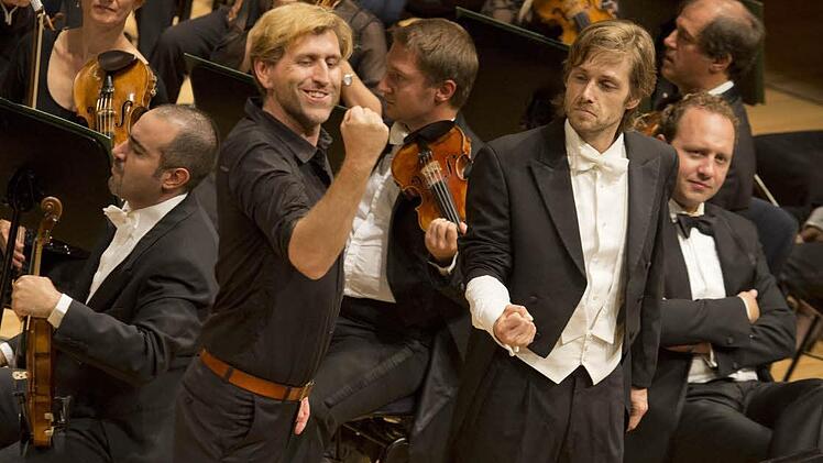 Siegfried (Andreas Schager, links) und Michael Nagy (Gunther) schließen im 1. Akt "Götterdämmerung" Blutsbrüderschaft Foto: Prisca Ketterer/Lucerne Festival