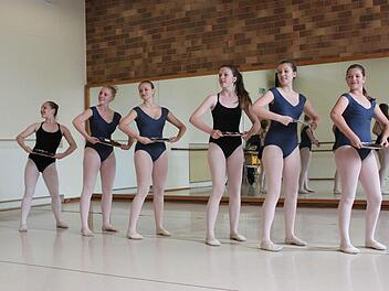 Alicia Reuß, Fee-Kristin Kießling, Lara Appel, Cara Schäfer, Natalie Schrüfer und Ulla Hofmann (von links) gehören zu den 30 Schülerinnen der Haßfurter Ballettschule On Point, die zum Dance World Cup nach Portugal fliegen.  Foto: Katja Müller