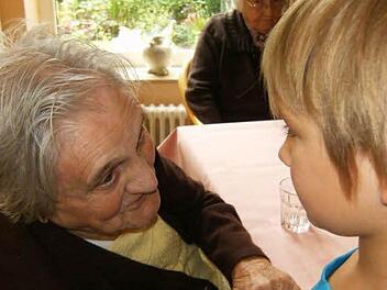 Abschied: Ethan und eine Heimbewohnerin. Foto: Renate Kröckel