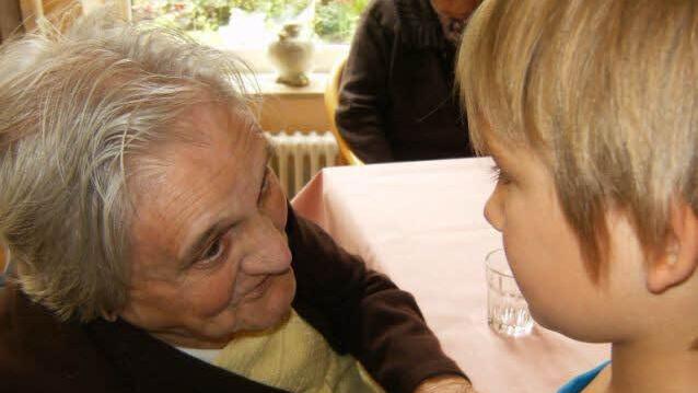 Abschied: Ethan und eine Heimbewohnerin. Foto: Renate Kröckel