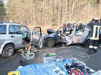 Ein Mensch kam im Vorjahr bei diesem Unfall auf der B 470 zwischen Oesdorf und Zeckern ums Leben.  Foto: Ferdinand Merzbach