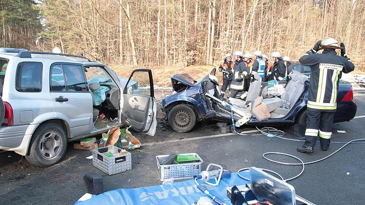 Ein Mensch kam im Vorjahr bei diesem Unfall auf der B 470 zwischen Oesdorf und Zeckern ums Leben.  Foto: Ferdinand Merzbach