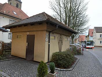 In der Hallstadter Bahnhofstraße kann jeder jederzeit "austreten" gehen. Foto: Ronald Rinklef
